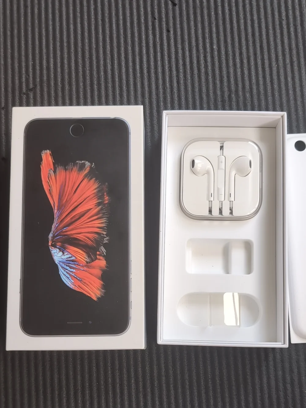 New/Unused White Earbuds in iPhone 6s Plus box
